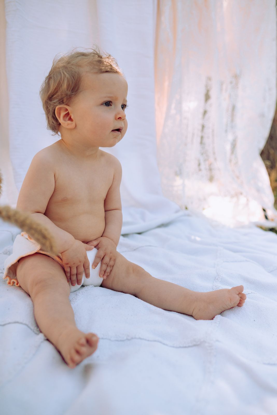 Bébé assis, portrait lumineux en couche lavable Bou'de Nature