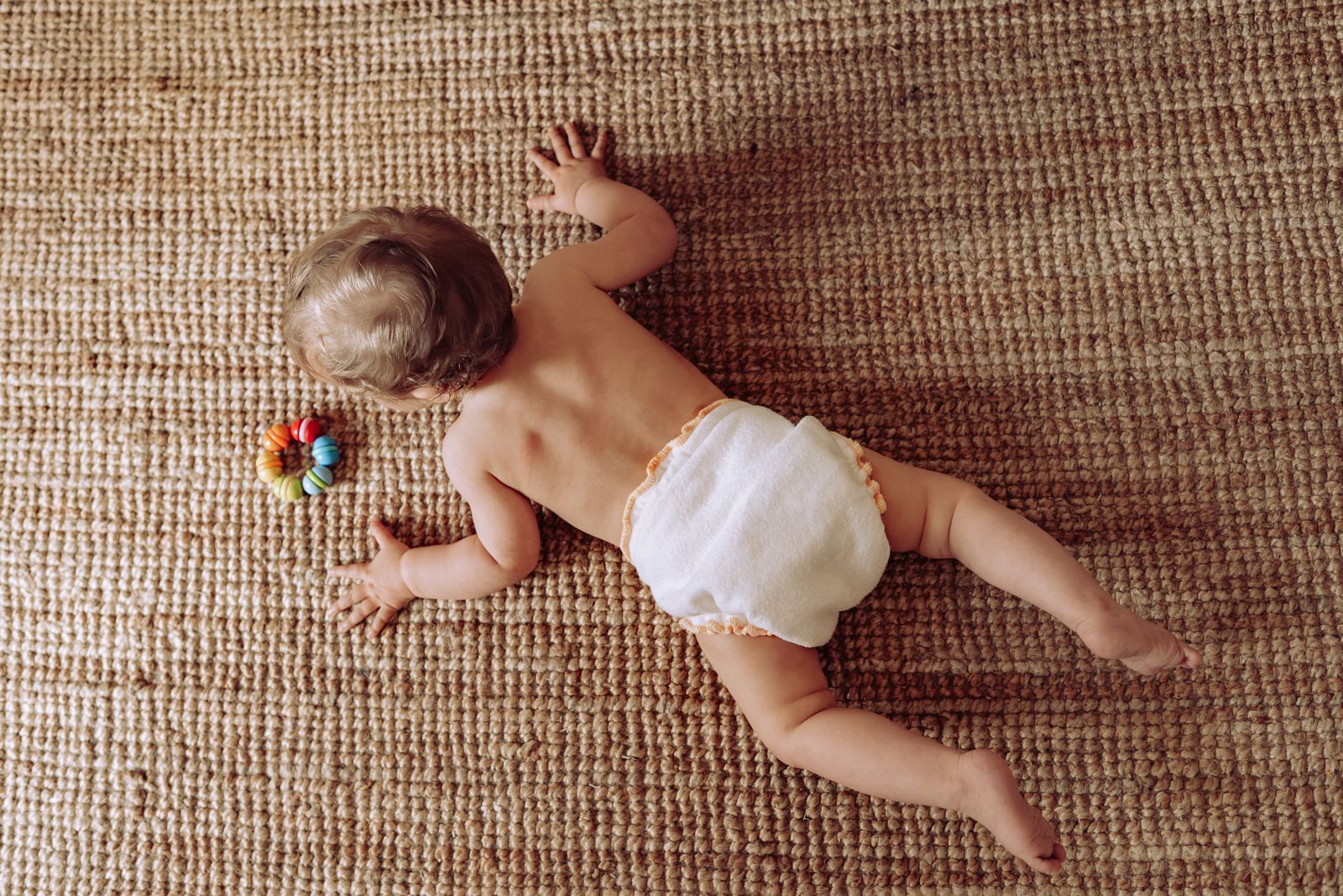 Bébé sur tapis de jute, ambiance naturelle