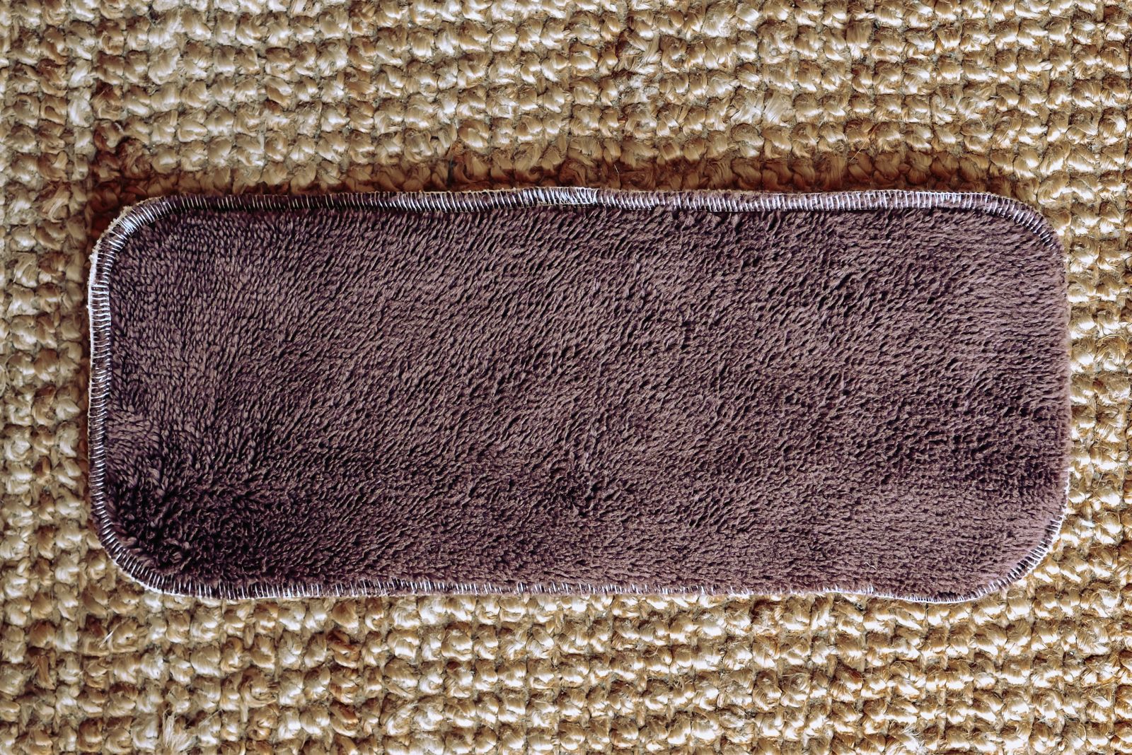 Inserts absorbants posés sur toile de jute